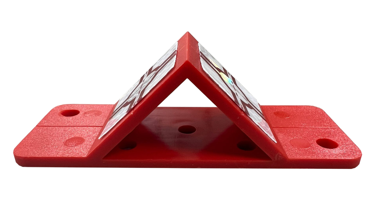 Kunststof adapter RSAK130r Vaste meetpunten voor geodetische metingen met tachometers / totalstations. Je hoeft geen wegen meer te blokkeren of obstakels te verplaatsen, want elk meetpunt kan tot op 200 meter afstand worden bewaakt. Snel en eenvoudig meten en monitoren van gebouwen, gevels, pijlers, brugpijlers, rails, schachtpalen, bruggen ...... Moeilijk bereikbare gebieden kunnen vanuit bijna elke hoek worden gemeten en bewaakt. Om het meetpunt lange tijd stabiel te houden, is er een kruis gegraveerd in de steunplaat onder het midden van de reflecterende schijf. Als de reflectieschijf beschadigd raakt, kan deze eenvoudig worden vervangen en kan het oorspronkelijke meetpunt efficiënt en duurzaam worden hersteld. De houder is gemaakt van duurzaam plastic en voorzien van 2 goed zichtbare prisma stickers (30x30 mm) welke temperatuur- en uv-bestendig zijn De RSAK130r is voorzien van montagegaten voor schroefbevestiging, maar kan ook worden bevestigd met montagelijm.