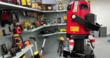 Spectra laser verhoger voor op statief Deze projectielaser verhoger van Spectra zorgt ervoor dat uw laser 5cm hoger komt te staan op statief  met 5/8” draad aansluiting. Hierdoor komen de pootjes van de meeste multilijnslasers vrij van de statiefkop en kan deze moeiteloos op een vlakke statiefkop geplaatst worden.