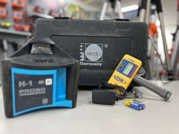 Refurbished Theis / Probo TPL-H Goed werkende Theis / Probo TPL-H met HR320 digitale mm ontvanger. Zowel optisch als mechanisch in goede staat. Roodlicht Bouwlaser Werkbereik: 300 m met ontvanger Nivelleernauwkeurigheid: ± 0,5 mm/10m Stof- en spatwaterbescherming: IP 66 Elektrische voeding: Accupack Gebruiksduur: 70 h met accu Statiefschroefdraad: 5/8″ Projectie: Horizontaal, handmatig enkel afschot Bijzonderheden: Niet de originele koffer Voor levering wordt het apparaat voorzien van een nieuwe keuring en certificaat. Er zit 6 maanden garantie op het instrument. Dit instrument wordt geleverd in een koffer met ontvanger, baakklem, accu en lader.