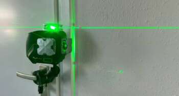 Birdy verstelbrare buisklem Heavy-Duty t.b.v. Projectielasers Deze verstelbare heavy-duty buisklem is gemaakt van hard kwaliteit kunststof en heeft een 1/4" schroefdraad aansluiting t.b.v. kruislijnlaser, multilijnlasers, #d- en 4D-lasers. Schroef de laser op het draad en klem de buisklem om een waterleiding, deurklink, kraan, vensterbank, ed. Door de rubberen grip zal de buisklem niet verschuiven, de Birdy Heavy-Duty buisklem kan om buizen met een diameter geklemd worden tussen de 17 en 37 mm. M.b.v. de dubbele kogelkop kan de laser in elke positie geplaatst worden die gewenst is.