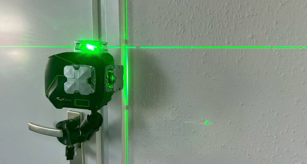 Birdy verstelbrare buisklem Heavy-Duty t.b.v. Projectielasers Deze verstelbare heavy-duty buisklem is gemaakt van hard kwaliteit kunststof en heeft een 1/4" schroefdraad aansluiting t.b.v. kruislijnlaser, multilijnlasers, #d- en 4D-lasers. Schroef de laser op het draad en klem de buisklem om een waterleiding, deurklink, kraan, vensterbank, ed. Door de rubberen grip zal de buisklem niet verschuiven, de Birdy Heavy-Duty buisklem kan om buizen met een diameter geklemd worden tussen de 17 en 37 mm. M.b.v. de dubbele kogelkop kan de laser in elke positie geplaatst worden die gewenst is.