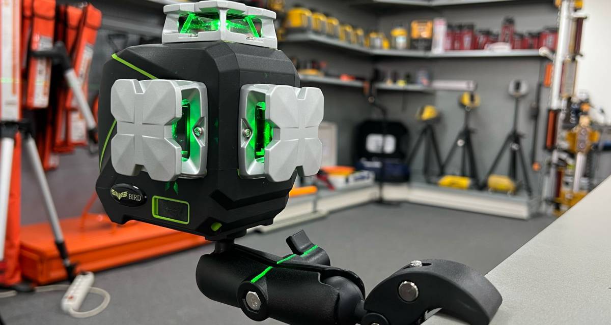 Birdy verstelbrare buisklem Heavy-Duty t.b.v. Projectielasers Deze verstelbare heavy-duty buisklem is gemaakt van hard kwaliteit kunststof en heeft een 1/4" schroefdraad aansluiting t.b.v. kruislijnlaser, multilijnlasers, #d- en 4D-lasers. Schroef de laser op het draad en klem de buisklem om een waterleiding, deurklink, kraan, vensterbank, ed. Door de rubberen grip zal de buisklem niet verschuiven, de Birdy Heavy-Duty buisklem kan om buizen met een diameter geklemd worden tussen de 17 en 37 mm. M.b.v. de dubbele kogelkop kan de laser in elke positie geplaatst worden die gewenst is.