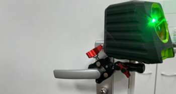 Verstelbare buisklem t.b.v. kruislijnlasers Deze verstelbare buisklem is gemaakt van aluminium en heeft een 1/4" schroefdraad aansluiting t.b.v. kruislijnlaser. Schroef de laser op het draad en klem de buisklem om een waterleiding, verwarmingsbuis, kraan, ed. Door de rubberen grip zal de buisklem niet verschuiven, de Birdy buisklem kan om buizen met een diameter geklemd worden tussen de 15 en 38 mm.