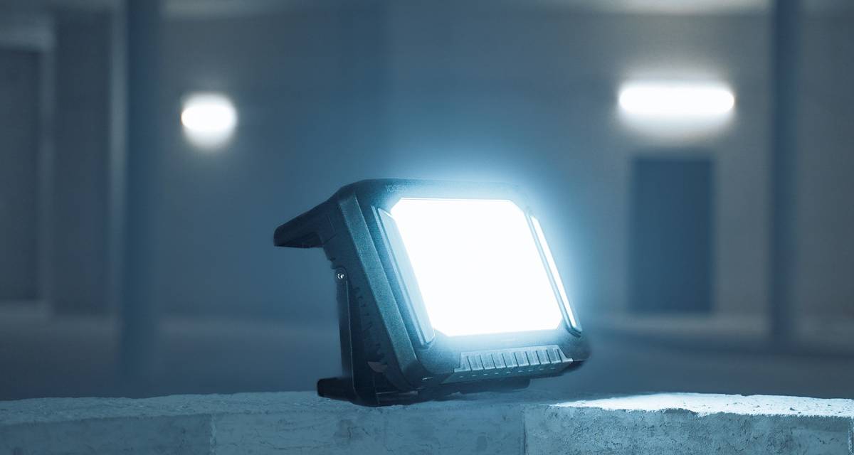 De stootvaste bouwlamp is ontworpen voor flexibel