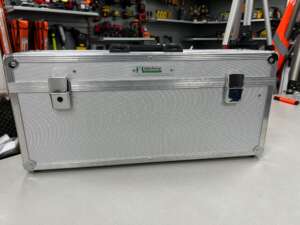 Handsondeerapparaatkoffer Passend voor de Eijkelkamp handsondeerapparaat A++ grade product: Koffer in nieuwstaat zonder gebruikssporen. Het model op de foto kan afwijken van de geleverde ontvanger, wij hebben hiervan meerdere van op voorraad. Wilt u er meerdere hebben?  Vraag dan het actuele aantal op via telefoon, whatsapp of mail.