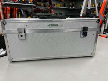 Handsondeerapparaatkoffer Passend voor de Eijkelkamp handsondeerapparaat A++ grade product: Koffer in nieuwstaat zonder gebruikssporen. Het model op de foto kan afwijken van de geleverde ontvanger, wij hebben hiervan meerdere van op voorraad. Wilt u er meerdere hebben?  Vraag dan het actuele aantal op via telefoon, whatsapp of mail.