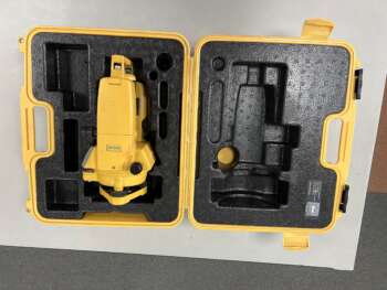 Zeer nette Topcon DT-209 Theodoliet Deze in uitzonderlijk goede staat verkerende theodoliet is z.g.a.n. Zowel optisch als mechanisch in perfecte staat. Bijzonderheden: geen. Klik hier voor de brochure Voor levering wordt het apparaat voorzien van een nieuwe keuring en certificaat. Er zit 6 maanden garantie op het instrument. Dit instrument wordt geleverd in een koffer met  batterijhouder en batterijen.