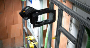 LED-accuspot CL 4050 MA vastgeklemd aan steiger