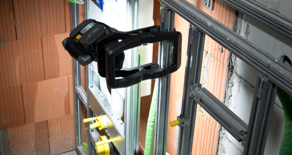 LED-accuspot CL 4050 MA vastgeklemd aan steiger