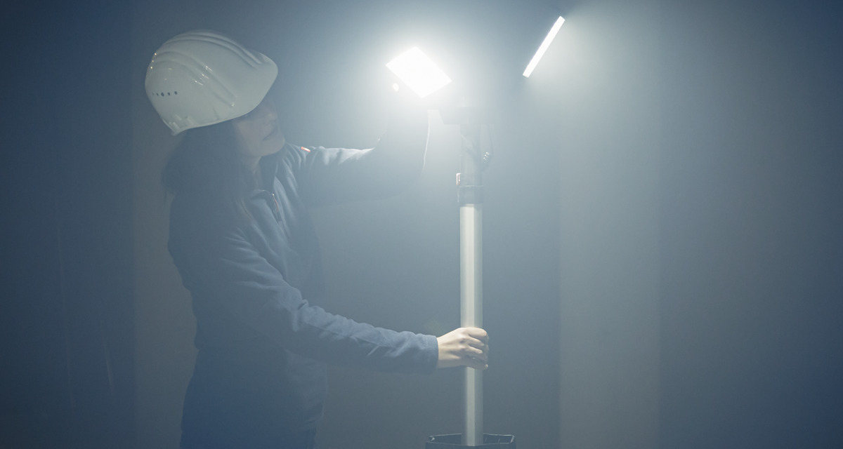 LED bouwlamp statief op bouwplaats buiten bij avondlicht