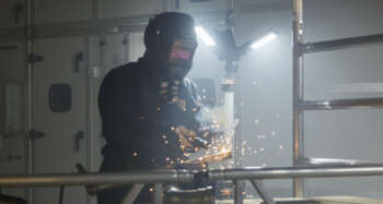 LED bouwlamp statief verlicht grote hal tijdens renovatie