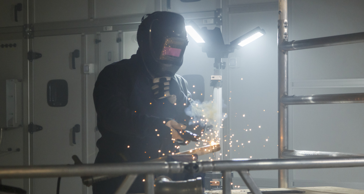 LED bouwlamp statief verlicht grote hal tijdens renovatie