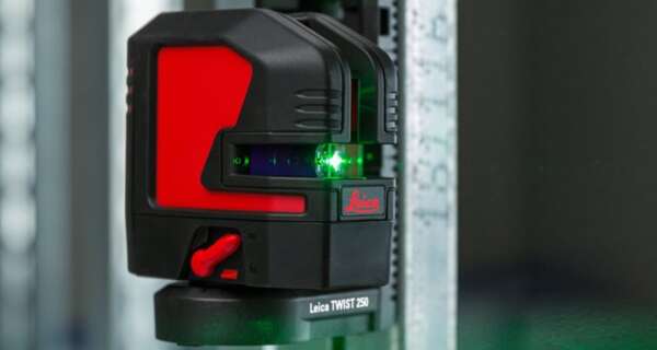 De Leica Lino L2G magnetisch bevestigd aan een metalstud profiel projecteert een heldere groene lijn.