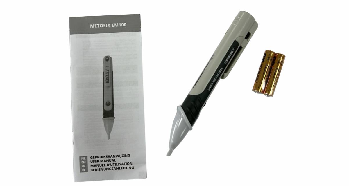 Levelfix EM100 Contactloze voltpen Contactloos en veilig spanning meten? Met de Levelfix EM100 voltpen meet je eenvoudig spanning tussen 200 en 1000 V AC. Deze digitale voltpen geeft een visueel- en akoestisch signaal wanneer hij spanning meet. Om ook in donkere ruimtes te kunnen werken, heeft de EM110 een ingebouwde heldere Ledlamp De Levelfix EM100 voltpen werkt op 2 AAA-batterijen