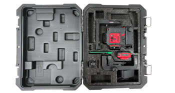De LevelFix CCL283G multilijnlaser en accessoires overzichtelijk gepresenteerd in de open, originele draagkoffer.