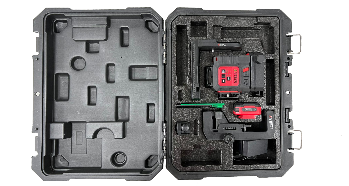 De LevelFix CCL283G multilijnlaser en accessoires overzichtelijk gepresenteerd in de open, originele draagkoffer.