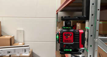 Levelfix CCL284G in gebruik voor muuruitlijning met groene laserlijnen.