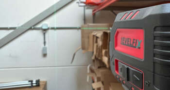 Levelfix CL120G projecteert een horizontale groene lijn voor het uitlijnen van keukenkasten