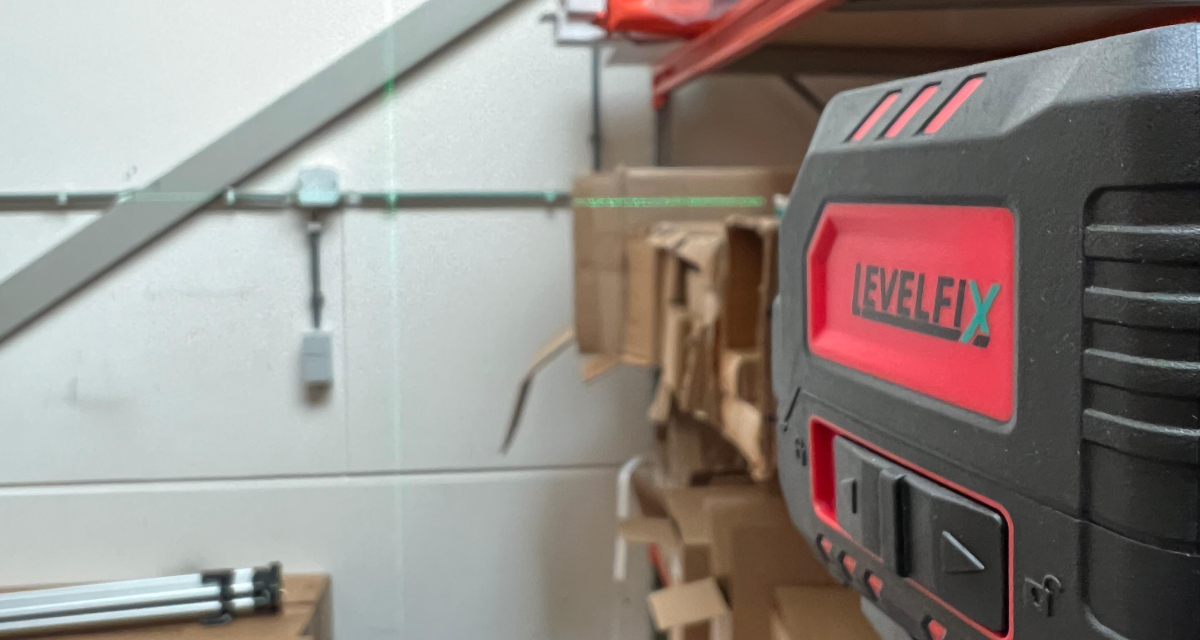 Levelfix CL120G projecteert een horizontale groene lijn voor het uitlijnen van keukenkasten