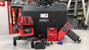 Refurbished Levelfix / Vector CL805R roodlicht multilijnsprojectie laser De LEVELFIX CL805R is een rood licht multi lijnlaser met fijninstelling en projecteert een rode horizontale 190° lijn, 4 verticale lijnen onder 90° en een oploodpunt Nauwkeurigheid ±0.2 mm/m Bereik ± 15m (tot 50m met ontvanger) Roodlicht laserklasse 2 Bijzonderheden: Zeer nette en complete set, kenmerken vorige eigenaar van behuizing verwijderd Voor levering wordt het apparaat voorzien van een nieuwe keuring en certificaat. Er zit 6 maanden garantie op het instrument. Dit instrument wordt geleverd in een koffer met oplaadbare batterijen, lader, handontvanger, baakklem, magnetische doelschijf en laserbril.