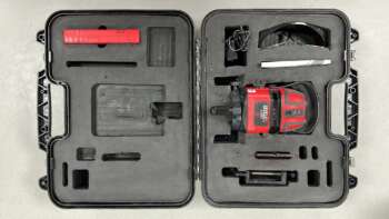 Refurbished Levelfix / Vector CL805R roodlicht multilijnsprojectie laser De LEVELFIX CL805R is een rood licht multi lijnlaser met fijninstelling en projecteert een rode horizontale 190° lijn, 4 verticale lijnen onder 90° en een oploodpunt Nauwkeurigheid ±0.2 mm/m Bereik ± 15m (tot 50m met ontvanger) Roodlicht laserklasse 2 Bijzonderheden: Zeer nette en complete set, kenmerken vorige eigenaar van behuizing verwijderd Voor levering wordt het apparaat voorzien van een nieuwe keuring en certificaat. Er zit 6 maanden garantie op het instrument. Dit instrument wordt geleverd in een koffer met oplaadbare batterijen, lader, handontvanger, baakklem, magnetische doelschijf en laserbril.