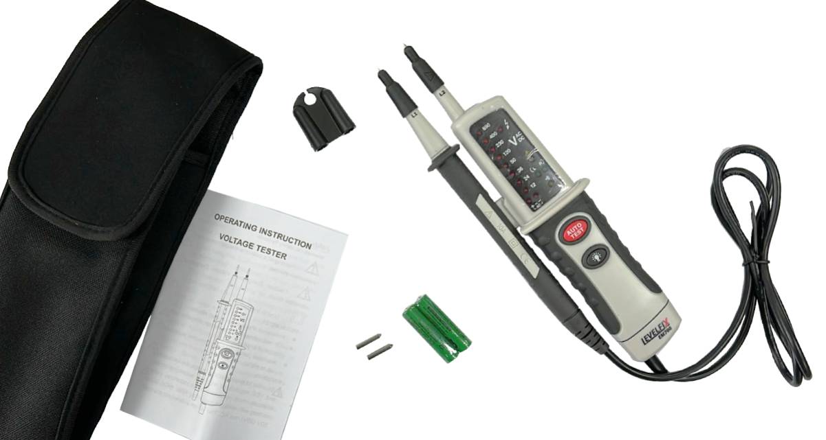 Levelfix EM700 universele Spanningstester Of je nou werkt als inspecteur, elektricien of elektromonteur, een betrouwbare en snelle spanningsmeter is onmisbaar in jouw gereedschapskist. De LEVELFIX EM700 is een universele spanningsmeter (categorie lll). De veilige meetpennen zorgen voor een afstand die geschikt is voor stopcontacten (wcd). Met de EM700 meet je spanning van 12 – 690V AC/DC, maar ook frequentie van 0 – 60Hz, polariteit en draairichting. Daarnaast heeft hij de mogelijkheid voor een enkelpolige fasetest. Dankzij de ingebouwde zaklamp werk je ook veilig in donkere ruimtes, zoals een meterkast. De Levelfix EM700 universele spanningsmeter werkt op 3 AAA-batterijen en wordt geleverd in een stevige tas.