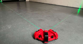 Levelfix FL190G vloerlaser in gebruik op een bouwplaats voor vloeruitlijning.