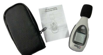 LEvelfix GM100 Professionele digitale geluidsniveaumeter Makkelijk en snel meten of geluidsniveau binnen de normen valt? Dat kan met de Levelfix GM100 geluidsmeter. Ook maak je met dit meetinstrument het effect van isolatiemateriaal zichtbaar. Met een druk op de knop meet je geluidsniveau van 35 – 130 dB met een nauwkeurigheid van ongeveer 3,5 dB. De GM100 geeft de min/max waarde weer op het heldere display. Doordat de GM100 en 1/4" statief aansluiting heeft is meten voor langere tijd op dezelfde locatie mogelijk om zo een goede min. en max. meetwaarde te meten. Handig voor verschillende omstandigheden, zoals:  In een werkomgeving: om te bepalen of de normen voor arbeidsomstandigheden niet worden overschreden;  In een woonomgeving: om te meten of er overlast is door wegen, spoorlijnen, industrie en luchtvaart;  In de horeca: om hinder door geluidsoverlast voor je omgeving te voorkomen;  Bij evenementen: om hinder voor de omgeving of gehoorschade bij het publiek te voorkomen;  In de bouw: om de akoestiek of het effect van isolatie te meten.  De Levelfix GM100 geluidsniveaumeter wordt geleverd in handige, stevige tas. 