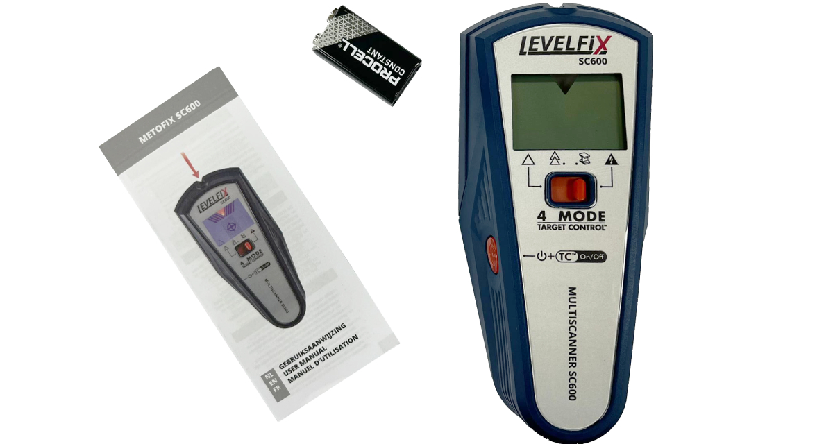 Levelfix SC600 digitale muurscanner, zonder zorgen aan de slag De Levelfix SC600 Multi-scanner is zowel voor de professional als voor de doe-het-zelver onmisbaar, de wallscanner lokaliseert behalve ferro-, non-ferrometalen en stroomvoerende leidingen ook houten constructies ( studfinder ), welke zich bijvoorbeeld onder stucwerk, gips of beton bevinden. Door deze verborgen leidingen/constructies te vinden kunt u veilig boren in wanden en vloeren. Wat de SC600 allemaal kan? Hij vindt het midden van regelwerk tot 38 mm diep; lokaliseert metaal tot 76 mm diep; non-ferrometaal (koper, lood, aluminium, zink) tot 36mm; detecteert spanning voerende draden tot 50 mm diep. Geeft een waarschuwing bij “vals positief”, dit zijn bijvoorbeeld kunststof buizen. Hierdoor kunnen nu ook afvoeren en kunststofleidingen gevonden worden. Deze digitale scanner heeft een hoge betrouwbaarheid dankzij ACT autocorrectie techniek. Door middel van deze technologie controleert hij de kalibratie 10 keer per seconden en corrigeert de meting indien nodig. De Levelfix SC600 digitale scanner werkt op een 9V batterij.