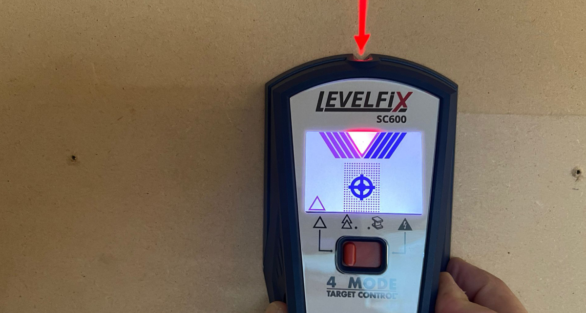 Levelfix SC600 digitale muurscanner, zonder zorgen aan de slag De Levelfix SC600 Multi-scanner is zowel voor de professional als voor de doe-het-zelver onmisbaar, de wallscanner lokaliseert behalve ferro-, non-ferrometalen en stroomvoerende leidingen ook houten constructies ( studfinder ), welke zich bijvoorbeeld onder stucwerk, gips of beton bevinden. Door deze verborgen leidingen/constructies te vinden kunt u veilig boren in wanden en vloeren. Wat de SC600 allemaal kan? Hij vindt het midden van regelwerk tot 38 mm diep; lokaliseert metaal tot 76 mm diep; non-ferrometaal (koper, lood, aluminium, zink) tot 36mm; detecteert spanning voerende draden tot 50 mm diep. Geeft een waarschuwing bij “vals positief”, dit zijn bijvoorbeeld kunststof buizen. Hierdoor kunnen nu ook afvoeren en kunststofleidingen gevonden worden. Deze digitale scanner heeft een hoge betrouwbaarheid dankzij ACT autocorrectie techniek. Door middel van deze technologie controleert hij de kalibratie 10 keer per seconden en corrigeert de meting indien nodig. De Levelfix SC600 digitale scanner werkt op een 9V batterij.