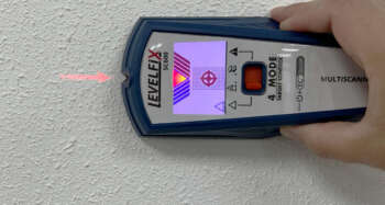 Levelfix SC600 digitale muurscanner, zonder zorgen aan de slag De Levelfix SC600 Multi-scanner is zowel voor de professional als voor de doe-het-zelver onmisbaar, de wallscanner lokaliseert behalve ferro-, non-ferrometalen en stroomvoerende leidingen ook houten constructies ( studfinder ), welke zich bijvoorbeeld onder stucwerk, gips of beton bevinden. Door deze verborgen leidingen/constructies te vinden kunt u veilig boren in wanden en vloeren. Wat de SC600 allemaal kan? Hij vindt het midden van regelwerk tot 38 mm diep; lokaliseert metaal tot 76 mm diep; non-ferrometaal (koper, lood, aluminium, zink) tot 36mm; detecteert spanning voerende draden tot 50 mm diep. Geeft een waarschuwing bij “vals positief”, dit zijn bijvoorbeeld kunststof buizen. Hierdoor kunnen nu ook afvoeren en kunststofleidingen gevonden worden. Deze digitale scanner heeft een hoge betrouwbaarheid dankzij ACT autocorrectie techniek. Door middel van deze technologie controleert hij de kalibratie 10 keer per seconden en corrigeert de meting indien nodig. De Levelfix SC600 digitale scanner werkt op een 9V batterij.