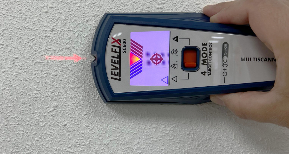 Levelfix SC600 digitale muurscanner, zonder zorgen aan de slag De Levelfix SC600 Multi-scanner is zowel voor de professional als voor de doe-het-zelver onmisbaar, de wallscanner lokaliseert behalve ferro-, non-ferrometalen en stroomvoerende leidingen ook houten constructies ( studfinder ), welke zich bijvoorbeeld onder stucwerk, gips of beton bevinden. Door deze verborgen leidingen/constructies te vinden kunt u veilig boren in wanden en vloeren. Wat de SC600 allemaal kan? Hij vindt het midden van regelwerk tot 38 mm diep; lokaliseert metaal tot 76 mm diep; non-ferrometaal (koper, lood, aluminium, zink) tot 36mm; detecteert spanning voerende draden tot 50 mm diep. Geeft een waarschuwing bij “vals positief”, dit zijn bijvoorbeeld kunststof buizen. Hierdoor kunnen nu ook afvoeren en kunststofleidingen gevonden worden. Deze digitale scanner heeft een hoge betrouwbaarheid dankzij ACT autocorrectie techniek. Door middel van deze technologie controleert hij de kalibratie 10 keer per seconden en corrigeert de meting indien nodig. De Levelfix SC600 digitale scanner werkt op een 9V batterij.