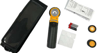 Levelfix XL300 digitale Boorgeleider snel vinden van de boor-uitgangspositie De Levelfix XL300 is geschikt voor verschillende bouwmaterialen, zoals hout, steen, gips en beton met een maximale dikte van 300 mm. Plaats de doelmagneet met zelfklever op de plek waar je wil uitkomen. Met de handzender vind je eenvoudig het midden van de doelmagneet. Zo kun je zorgeloos beginnen met boren en bespaar je tijd en onverwachtse kosten!  Met de Levelfix XL300 boorgeleider voor doorlopende gaten detecteert u nauwkeurig uittredepunten voordat u gaat boren en kernboren. De XL300 is de eenvoudigste en snelste manier om een nauwkeurig punt te vinden, zonder te meten, voordat je aan je project begint. Scant door de meeste soorten niet-magnetische bouwmaterialen, zoals hout, gipsplaten, bakstenen en gegoten beton tot een dikte van 30 cm. Dit eenvoudige maar effectieve hulpmiddel bespaart tijd door het verminderen van giswerk en het boren van onnodige gaten. Ideaal voor kabel- en draadinstallaties, scannen van beton en overal waar doorboren nodig is. Bevestig de magneet van de zender op de plek waar geboord moet worden en scan vervolgens met de ontvanger de omgeving van de andere kant van de muur. Als de ontvanger zich in de buurt van het midden van de zender bevindt en de veldsterkte sterk is, licht de ontvanger rood op. KENMERKEN: - Normale modus scant door conventionele binnenmuren tot 11 cm dik - DeepScan®-modus scant door materialen tot 30 cm dik. De Levelfix Zircon XL300 boorgeleider werkt op 3 AAA-batterijen en wordt geleverd met de doelmagneten in een stevige tas. 