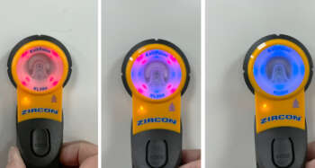 Levelfix XL300 digitale Boorgeleider snel vinden van de boor-uitgangspositie De Levelfix XL300 is geschikt voor verschillende bouwmaterialen, zoals hout, steen, gips en beton met een maximale dikte van 300 mm. Plaats de doelmagneet met zelfklever op de plek waar je wil uitkomen. Met de handzender vind je eenvoudig het midden van de doelmagneet. Zo kun je zorgeloos beginnen met boren en bespaar je tijd en onverwachtse kosten!  Met de Levelfix XL300 boorgeleider voor doorlopende gaten detecteert u nauwkeurig uittredepunten voordat u gaat boren en kernboren. De XL300 is de eenvoudigste en snelste manier om een nauwkeurig punt te vinden, zonder te meten, voordat je aan je project begint. Scant door de meeste soorten niet-magnetische bouwmaterialen, zoals hout, gipsplaten, bakstenen en gegoten beton tot een dikte van 30 cm. Dit eenvoudige maar effectieve hulpmiddel bespaart tijd door het verminderen van giswerk en het boren van onnodige gaten. Ideaal voor kabel- en draadinstallaties, scannen van beton en overal waar doorboren nodig is. Bevestig de magneet van de zender op de plek waar geboord moet worden en scan vervolgens met de ontvanger de omgeving van de andere kant van de muur. Als de ontvanger zich in de buurt van het midden van de zender bevindt en de veldsterkte sterk is, licht de ontvanger rood op. KENMERKEN: - Normale modus scant door conventionele binnenmuren tot 11 cm dik - DeepScan®-modus scant door materialen tot 30 cm dik. De Levelfix Zircon XL300 boorgeleider werkt op 3 AAA-batterijen en wordt geleverd met de doelmagneten in een stevige tas. 