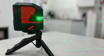 Birdy MINI statief Het mini statief heeft een plateau met 1/4” draad aansluiting is ideaal om de Kruislijn laser van de grond te houden. De Birdy MINI is gemaakt van licht kunststof en is inklapbaar.