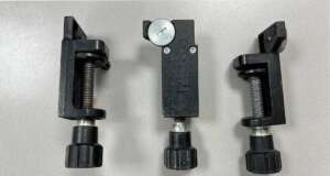 Nedo Heavy duty baakklem Voor bevestiging van de handontvanger aan een laser baak of lat. Geschikt voor o.a. Nedo Acceptor2 digital, Pro en Line Nedo Commander2 H, H2N, H2N+, HVA en HVA2N Levering: 1 stuks baakklem Het klem op de foto kan afwijken van de geleverde klem hier hebben wij er meerdere van liggen. De vorige eigenaar heeft geen kenmerk in de klem gegraveerd. Alle klemmen zijn getest en werken naar behoren.