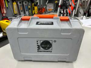 Gebruikte Nedo Quasar6 koffer Passend op de Nedo Quasar6 B+ grade product: Koffer in nette staat, sloten werken goed, met gebruikssporen. Het model op de foto kan afwijken van de geleverde ontvanger, wij hebben hiervan meerdere van op voorraad. Wilt u er meerdere hebben? Vraag dan het actuele aantal op via telefoon, whatsapp of mail.