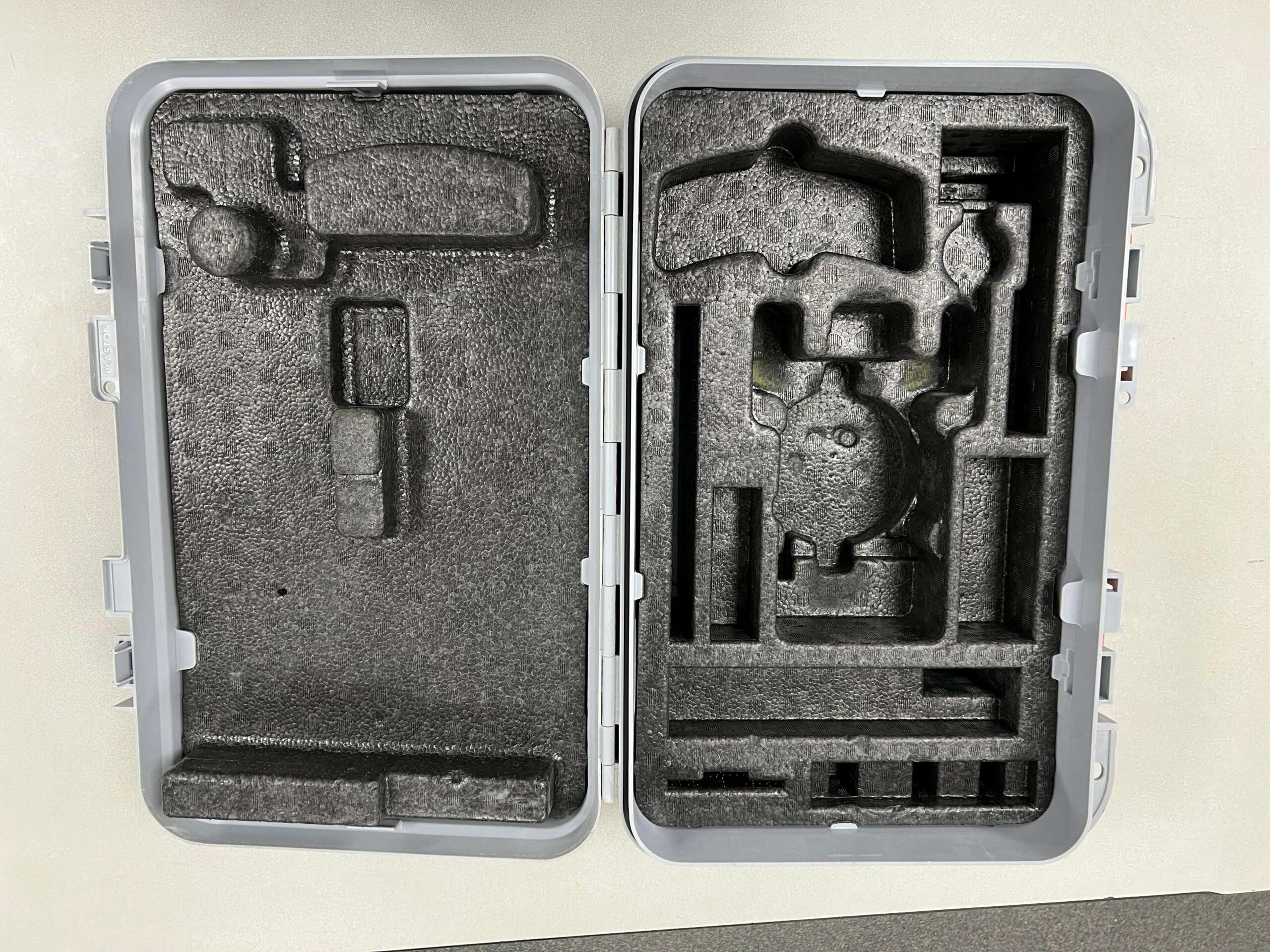 Gebruikte Nedo Quasar6 koffer Passend op de Nedo Quasar6 B+ grade product: Koffer in nette staat, sloten werken goed, met gebruikssporen. Het model op de foto kan afwijken van de geleverde ontvanger, wij hebben hiervan meerdere van op voorraad. Wilt u er meerdere hebben? Vraag dan het actuele aantal op via telefoon, whatsapp of mail.