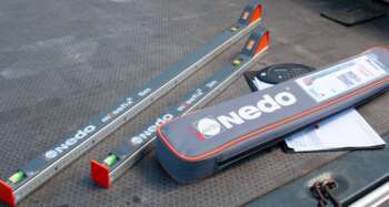 trek hem eruit en lees de meting af op het analoge displa