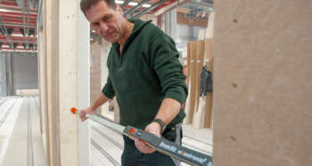 Digitalisering bij het opmeten: Nedo mEsstronic 2 met Bluetooth® Dankzij de geïntegreerde Bluetooth-interface kunnen gemeten waarden direct naar een smartphone, een tablet of een laptop worden overgebracht. Eenvoudigweg meten, op de Bluetooth-knop drukken en de meting is ook al bijv. in een digitaal maatblad ingevoegd. Een speciale software is voor de gegevensoverdracht niet nodig. De metingen kunnen op een mobiel eindapparaat in elke willekeurige app worden gebruikt. Het grote, verlichte display van de mEsstronic 2 maakt het aflezen van de metingen zeer eenvoudig, ook bij ongunstige lichtomstandigheden. Met behulp van de hold-functie kan een meting op het display worden vastgehouden. De geactiveerde hold-functie is herkenbaar aan het knipperen van de gemeten waarde. Een combi-libel is in het displayhuis geïntegreerd en vereenvoudigt het meten zowel in horizontale alsook in verticale positie. De automatische uitschakeling voorkomt het onnodig ontladen van de twee AA-batterijen. Met een meetbereik van maximaal 3 m of 5 m kan met de mEsstronic 2 met Bluetooth alle meetwerk in de interieurbouw worden gedaan. Kenmerken: Bluetooth-interface voor het overdragen van metingen (Bluetooth 5.2 LE) Eenvoudig koppelen van mEsstronic 2 en mobiel eindapparaat Compatible met iOS, Android en Windows Verlicht display Hold-functie voor het vasthouden van een meting Voeding 2 x 1,5 V AA batterijen Automatische uitschakeling na een meetonderbreking van 3 minuten Gebruiksduur ca. 100 uur Geïntegreerde libellen voor horizontale en verticale toepassing Standaard met gevoerde transporttas Gemaakt in Duitsland