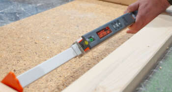 Digitalisering bij het opmeten: Nedo mEsstronic 2 met Bluetooth® Dankzij de geïntegreerde Bluetooth-interface kunnen gemeten waarden direct naar een smartphone, een tablet of een laptop worden overgebracht. Eenvoudigweg meten, op de Bluetooth-knop drukken en de meting is ook al bijv. in een digitaal maatblad ingevoegd. Een speciale software is voor de gegevensoverdracht niet nodig. De metingen kunnen op een mobiel eindapparaat in elke willekeurige app worden gebruikt. Het grote, verlichte display van de mEsstronic 2 maakt het aflezen van de metingen zeer eenvoudig, ook bij ongunstige lichtomstandigheden. Met behulp van de hold-functie kan een meting op het display worden vastgehouden. De geactiveerde hold-functie is herkenbaar aan het knipperen van de gemeten waarde. Een combi-libel is in het displayhuis geïntegreerd en vereenvoudigt het meten zowel in horizontale alsook in verticale positie. De automatische uitschakeling voorkomt het onnodig ontladen van de twee AA-batterijen. Met een meetbereik van maximaal 3 m of 5 m kan met de mEsstronic 2 met Bluetooth alle meetwerk in de interieurbouw worden gedaan. Kenmerken: Bluetooth-interface voor het overdragen van metingen (Bluetooth 5.2 LE) Eenvoudig koppelen van mEsstronic 2 en mobiel eindapparaat Compatible met iOS, Android en Windows Verlicht display Hold-functie voor het vasthouden van een meting Voeding 2 x 1,5 V AA batterijen Automatische uitschakeling na een meetonderbreking van 3 minuten Gebruiksduur ca. 100 uur Geïntegreerde libellen voor horizontale en verticale toepassing Standaard met gevoerde transporttas Gemaakt in Duitsland