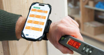 Digitalisering bij het opmeten: Nedo mEsstronic 2 met Bluetooth® Dankzij de geïntegreerde Bluetooth-interface kunnen gemeten waarden direct naar een smartphone, een tablet of een laptop worden overgebracht. Eenvoudigweg meten, op de Bluetooth-knop drukken en de meting is ook al bijv. in een digitaal maatblad ingevoegd. Een speciale software is voor de gegevensoverdracht niet nodig. De metingen kunnen op een mobiel eindapparaat in elke willekeurige app worden gebruikt. Het grote, verlichte display van de mEsstronic 2 maakt het aflezen van de metingen zeer eenvoudig, ook bij ongunstige lichtomstandigheden. Met behulp van de hold-functie kan een meting op het display worden vastgehouden. De geactiveerde hold-functie is herkenbaar aan het knipperen van de gemeten waarde. Een combi-libel is in het displayhuis geïntegreerd en vereenvoudigt het meten zowel in horizontale alsook in verticale positie. De automatische uitschakeling voorkomt het onnodig ontladen van de twee AA-batterijen. Met een meetbereik van maximaal 3 m of 5 m kan met de mEsstronic 2 met Bluetooth alle meetwerk in de interieurbouw worden gedaan. Kenmerken: Bluetooth-interface voor het overdragen van metingen (Bluetooth 5.2 LE) Eenvoudig koppelen van mEsstronic 2 en mobiel eindapparaat Compatible met iOS, Android en Windows Verlicht display Hold-functie voor het vasthouden van een meting Voeding 2 x 1,5 V AA batterijen Automatische uitschakeling na een meetonderbreking van 3 minuten Gebruiksduur ca. 100 uur Geïntegreerde libellen voor horizontale en verticale toepassing Standaard met gevoerde transporttas Gemaakt in Duitsland