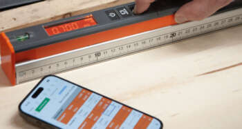 Digitalisering bij het opmeten: Nedo mEsstronic 2 met Bluetooth® Dankzij de geïntegreerde Bluetooth-interface kunnen gemeten waarden direct naar een smartphone, een tablet of een laptop worden overgebracht. Eenvoudigweg meten, op de Bluetooth-knop drukken en de meting is ook al bijv. in een digitaal maatblad ingevoegd. Een speciale software is voor de gegevensoverdracht niet nodig. De metingen kunnen op een mobiel eindapparaat in elke willekeurige app worden gebruikt. Het grote, verlichte display van de mEsstronic 2 maakt het aflezen van de metingen zeer eenvoudig, ook bij ongunstige lichtomstandigheden. Met behulp van de hold-functie kan een meting op het display worden vastgehouden. De geactiveerde hold-functie is herkenbaar aan het knipperen van de gemeten waarde. Een combi-libel is in het displayhuis geïntegreerd en vereenvoudigt het meten zowel in horizontale alsook in verticale positie. De automatische uitschakeling voorkomt het onnodig ontladen van de twee AA-batterijen. Met een meetbereik van maximaal 3 m of 5 m kan met de mEsstronic 2 met Bluetooth alle meetwerk in de interieurbouw worden gedaan. Kenmerken: Bluetooth-interface voor het overdragen van metingen (Bluetooth 5.2 LE) Eenvoudig koppelen van mEsstronic 2 en mobiel eindapparaat Compatible met iOS, Android en Windows Verlicht display Hold-functie voor het vasthouden van een meting Voeding 2 x 1,5 V AA batterijen Automatische uitschakeling na een meetonderbreking van 3 minuten Gebruiksduur ca. 100 uur Geïntegreerde libellen voor horizontale en verticale toepassing Standaard met gevoerde transporttas Gemaakt in Duitsland