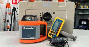 Nedo Sirius1 H horizontaal bouwlaser Gebruikte Sirius1 H vlaklaser met Spectra HL450  digitale mm ontvanger. Zowel optisch als mechanisch in goede staat. Klik hier voor de brochure Werkbereik: 300 m met ontvanger Nivelleernauwkeurigheid: ± 1 mm/10m Zelfnivelleerbereik: ± 8% (± 5°) Nivelleertijd: 4 s Stof- en spatwaterbescherming: IP 66 Elektrische voeding: Accupack Gebruiksduur: 60 h met accu Statiefschroefdraad: 5/8" Projectie: horizontaal Bijzonderheden: met digitale mm ontvanger Voor levering wordt het apparaat voorzien van een nieuwe keuring en certificaat. Er zit 6 maanden garantie op het instrument. Dit instrument wordt geleverd in een koffer met  digitale mm ontvanger, baakklem, accu en lader.