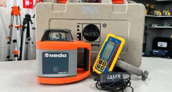 Nedo Sirius1 H horizontaal bouwlaser Gebruikte Sirius1 H vlaklaser met Spectra HL450  digitale mm ontvanger. Zowel optisch als mechanisch in goede staat. Klik hier voor de brochure Werkbereik: 300 m met ontvanger Nivelleernauwkeurigheid: ± 1 mm/10m Zelfnivelleerbereik: ± 8% (± 5°) Nivelleertijd: 4 s Stof- en spatwaterbescherming: IP 66 Elektrische voeding: Accupack Gebruiksduur: 60 h met accu Statiefschroefdraad: 5/8" Projectie: horizontaal Bijzonderheden: met digitale mm ontvanger Voor levering wordt het apparaat voorzien van een nieuwe keuring en certificaat. Er zit 6 maanden garantie op het instrument. Dit instrument wordt geleverd in een koffer met  digitale mm ontvanger, baakklem, accu en lader.