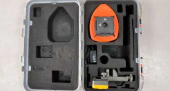 Nedo Sirius1 H horizontaal bouwlaser Gebruikte Sirius1 H vlaklaser met Spectra HL450  digitale mm ontvanger. Zowel optisch als mechanisch in goede staat. Klik hier voor de brochure Werkbereik: 300 m met ontvanger Nivelleernauwkeurigheid: ± 1 mm/10m Zelfnivelleerbereik: ± 8% (± 5°) Nivelleertijd: 4 s Stof- en spatwaterbescherming: IP 66 Elektrische voeding: Accupack Gebruiksduur: 60 h met accu Statiefschroefdraad: 5/8" Projectie: horizontaal Bijzonderheden: met digitale mm ontvanger Voor levering wordt het apparaat voorzien van een nieuwe keuring en certificaat. Er zit 6 maanden garantie op het instrument. Dit instrument wordt geleverd in een koffer met  digitale mm ontvanger, baakklem, accu en lader.