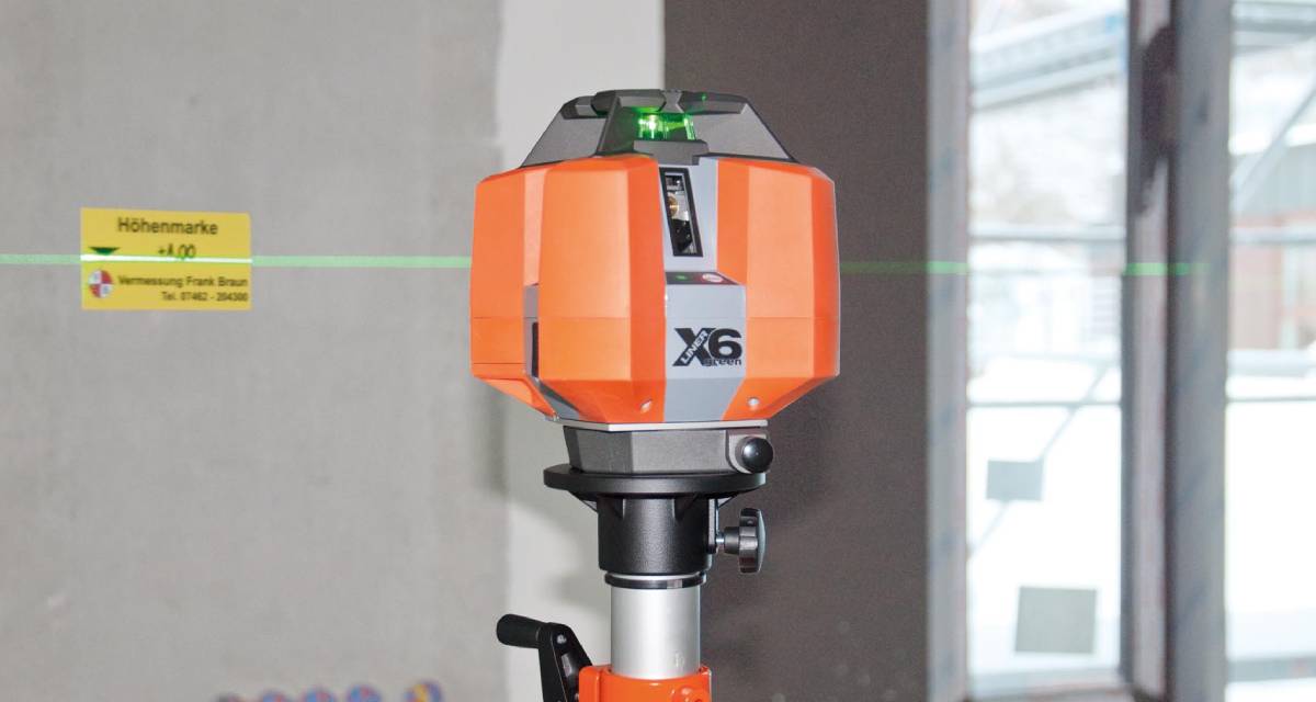 Nedo X-liner 6 Green multilijnlaser in gebruik bij het installeren van gipsplaten