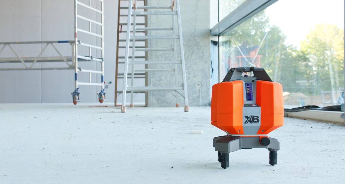 Nedo X-liner 6 Green multilijnlaser in gebruik op een bouwlocatie