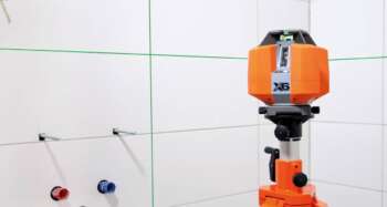 Nedo X-liner 6 Green multilijnlaser in gebruik voor het uitlijnen van tegelwerk