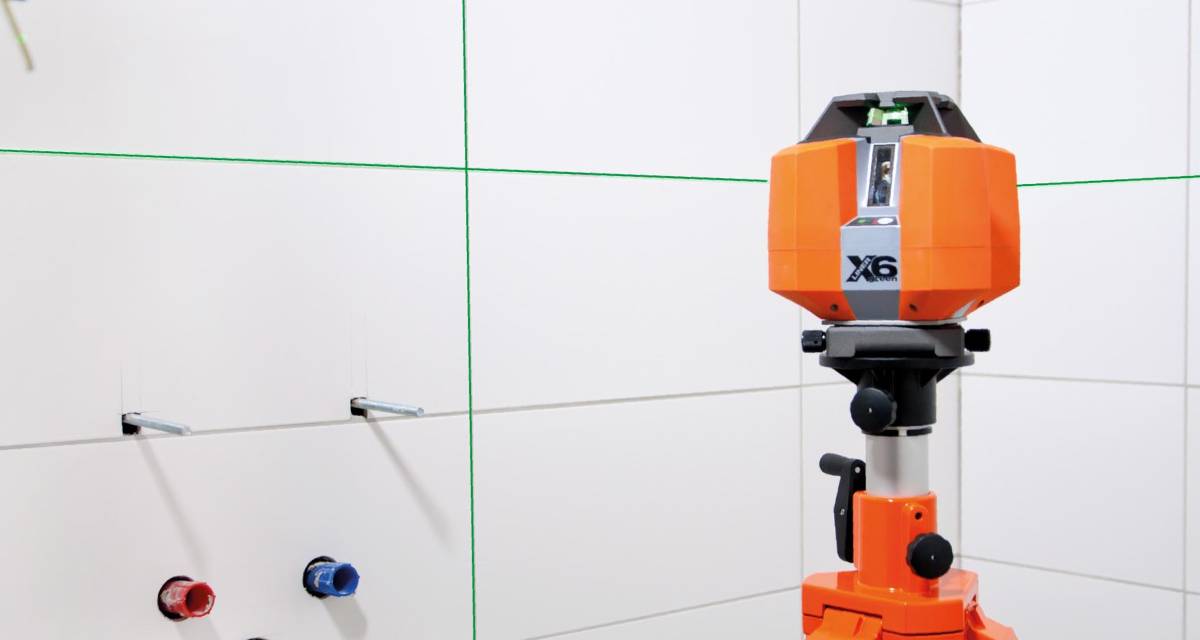 Nedo X-liner 6 Green multilijnlaser in gebruik voor het uitlijnen van tegelwerk
